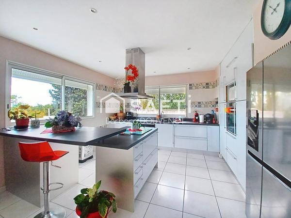 Propriété avec villa de 224 m² + dépendances sur un terrain de 3700 m² - 7 chambres, terrasses, piscine, vue panoramique.