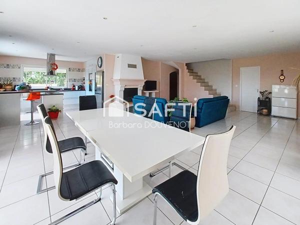 Propriété avec villa de 224 m² + dépendances sur un terrain de 3700 m² - 7 chambres, terrasses, piscine, vue panoramique.