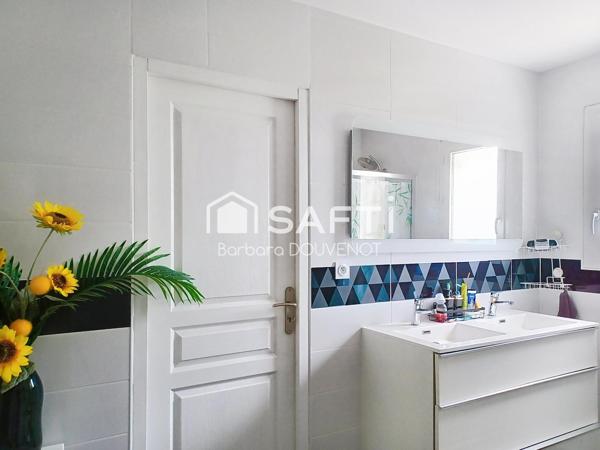 Propriété avec villa de 224 m² + dépendances sur un terrain de 3700 m² - 7 chambres, terrasses, piscine, vue panoramique.