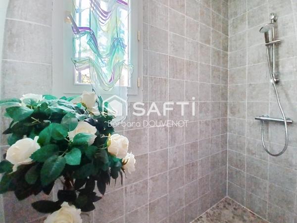 Propriété avec villa de 224 m² + dépendances sur un terrain de 3700 m² - 7 chambres, terrasses, piscine, vue panoramique.