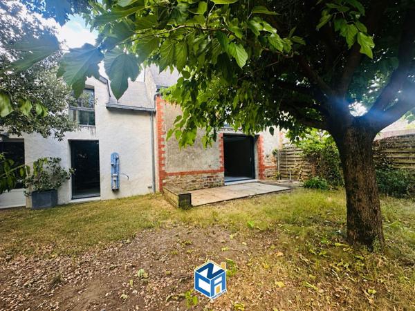 MAISON ANCIENNE AVEC TROIS CHAMBRES - JARDIN - DÉPENDANCES