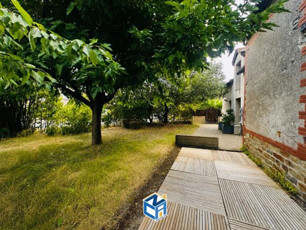 MAISON ANCIENNE AVEC TROIS CHAMBRES - JARDIN - DÉPENDANCES