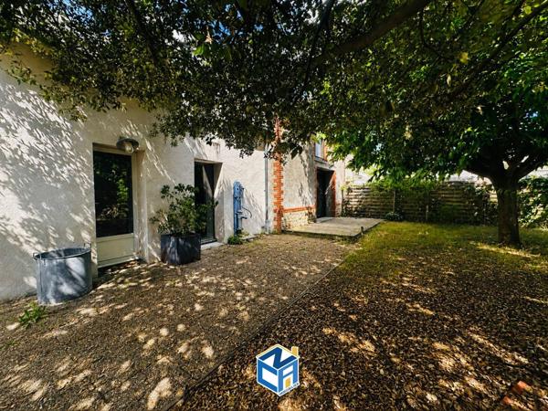 MAISON ANCIENNE AVEC TROIS CHAMBRES - JARDIN - DÉPENDANCES