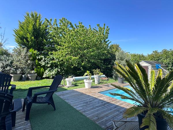 17150 SAINT BONNET SUR GIRONDE Maison familiale avec piscine à Saint Bonnet Sur Gironde