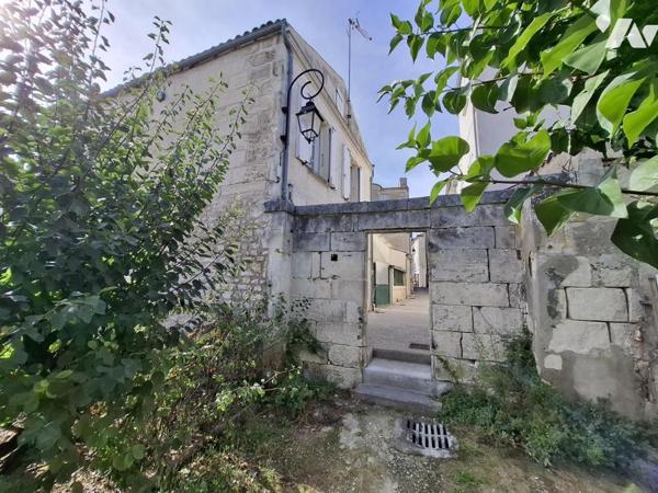 Maison de ville à SAINTES - commerces à pied - 79m² hab avec 2 chambres et grande cour privée