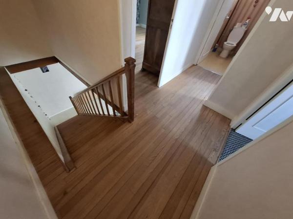 Maison de ville à SAINTES - commerces à pied - 79m² hab avec 2 chambres et grande cour privée