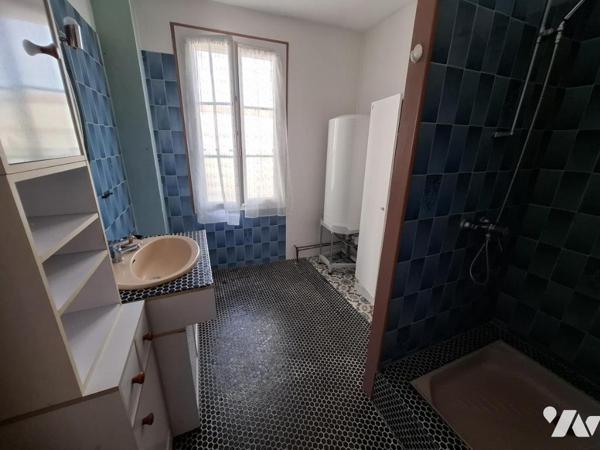 Maison de ville à SAINTES - commerces à pied - 79m² hab avec 2 chambres et grande cour privée