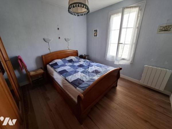 Maison de ville à SAINTES - commerces à pied - 79m² hab avec 2 chambres et grande cour privée