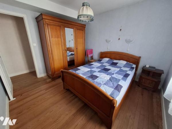 Maison de ville à SAINTES - commerces à pied - 79m² hab avec 2 chambres et grande cour privée