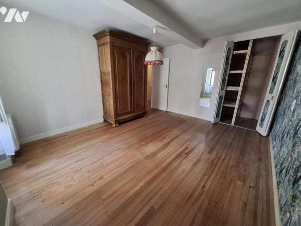 Maison de ville à SAINTES - commerces à pied - 79m² hab avec 2 chambres et grande cour privée
