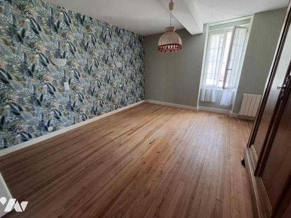 Maison de ville à SAINTES - commerces à pied - 79m² hab avec 2 chambres et grande cour privée
