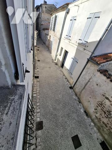 Maison de ville à SAINTES - commerces à pied - 79m² hab avec 2 chambres et grande cour privée