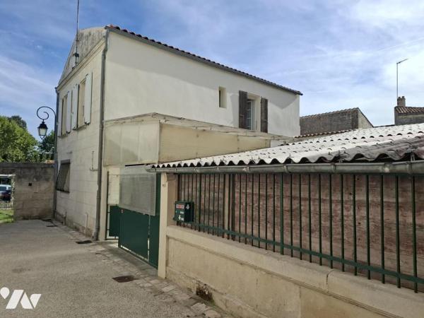 Maison de ville à SAINTES - commerces à pied - 79m² hab avec 2 chambres et grande cour privée