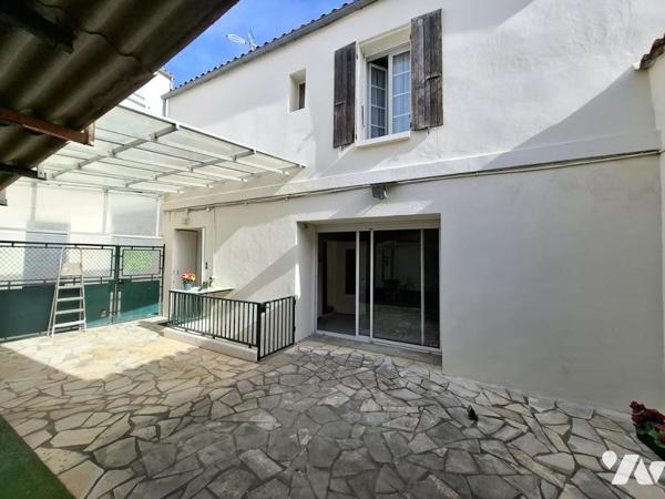 Maison de ville à SAINTES - commerces à pied - 79m² hab avec 2 chambres et grande cour privée