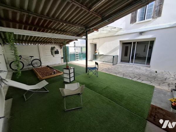 Maison de ville à SAINTES - commerces à pied - 79m² hab avec 2 chambres et grande cour privée