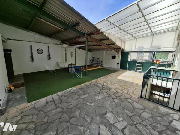 Maison de ville à SAINTES - commerces à pied - 79m² hab avec 2 chambres et grande cour privée
