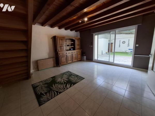 Maison de ville à SAINTES - commerces à pied - 79m² hab avec 2 chambres et grande cour privée