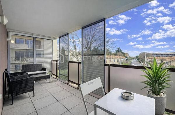 AIGUERELLES – Un appartement qui conjugue confort et douceur de vivre

Au cœur du quartier des Aiguerelles, découvrez cet agréable appartement situé au 2ᵉ étage avec ascenseur, au sein d’une résidence intimiste, sécurisée et joliment arborée.

Dès l’entrée, les volumes et la distribution des espaces offrent une agréable sensation de confort et d’harmonie.
La belle pièce de vie accueille une cuisine équipée et s’ouvre naturellement sur une agréable terrasse. Un véritable prolongement de l’espace intérieur, idéal pour profiter des beaux jours ou simplement savourer un moment au calme.
L’espace nuit propose deux chambres, une salle d’eau et des WC, dans une configuration à la fois fonctionnelle et confortable.
Une place de parking sécurisée complète ce bien.

Son emplacement constitue également un véritable atout : transports, commerces et commodités sont accessibles à pied, pour une vie quotidienne simple et agréable, sans avoir à prendre la voiture.

Un appartement particulièrement agréable pour une résidence principale, grâce à sa configuration, sa terrasse, son environnement résidentiel et la proximité immédiate de toutes les commodités.
Il présente également un véritable intérêt pour un investissement locatif, avec aujourd’hui une belle rentabilité en location saisonnière.

Ses principaux atouts
• Bon DPE C/C
• 2 chambres
• Terrasse
• Parking sécurisé
• Résidence sécurisée et arborée
• Transports et commerces accessibles à pied
• Agréable à vivre en résidence principale
• Belle rentabilité en location saisonnière
• Emplacement recherché

Un appartement chaleureux et fonctionnel, qui offre un bel équilibre entre qualité de vie et potentiel locatif.

À découvrir sans tarder.