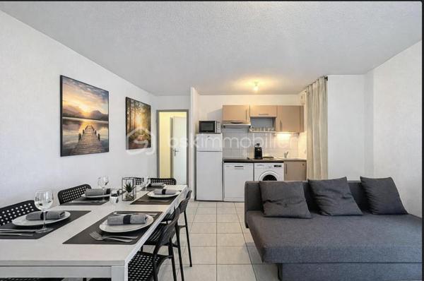 AIGUERELLES – Un appartement qui conjugue confort et douceur de vivre

Au cœur du quartier des Aiguerelles, découvrez cet agréable appartement situé au 2ᵉ étage avec ascenseur, au sein d’une résidence intimiste, sécurisée et joliment arborée.

Dès l’entrée, les volumes et la distribution des espaces offrent une agréable sensation de confort et d’harmonie.
La belle pièce de vie accueille une cuisine équipée et s’ouvre naturellement sur une agréable terrasse. Un véritable prolongement de l’espace intérieur, idéal pour profiter des beaux jours ou simplement savourer un moment au calme.
L’espace nuit propose deux chambres, une salle d’eau et des WC, dans une configuration à la fois fonctionnelle et confortable.
Une place de parking sécurisée complète ce bien.

Son emplacement constitue également un véritable atout : transports, commerces et commodités sont accessibles à pied, pour une vie quotidienne simple et agréable, sans avoir à prendre la voiture.

Un appartement particulièrement agréable pour une résidence principale, grâce à sa configuration, sa terrasse, son environnement résidentiel et la proximité immédiate de toutes les commodités.
Il présente également un véritable intérêt pour un investissement locatif, avec aujourd’hui une belle rentabilité en location saisonnière.

Ses principaux atouts
• Bon DPE C/C
• 2 chambres
• Terrasse
• Parking sécurisé
• Résidence sécurisée et arborée
• Transports et commerces accessibles à pied
• Agréable à vivre en résidence principale
• Belle rentabilité en location saisonnière
• Emplacement recherché

Un appartement chaleureux et fonctionnel, qui offre un bel équilibre entre qualité de vie et potentiel locatif.

À découvrir sans tarder.