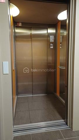 AIGUERELLES – Un appartement qui conjugue confort et douceur de vivre

Au cœur du quartier des Aiguerelles, découvrez cet agréable appartement situé au 2ᵉ étage avec ascenseur, au sein d’une résidence intimiste, sécurisée et joliment arborée.

Dès l’entrée, les volumes et la distribution des espaces offrent une agréable sensation de confort et d’harmonie.
La belle pièce de vie accueille une cuisine équipée et s’ouvre naturellement sur une agréable terrasse. Un véritable prolongement de l’espace intérieur, idéal pour profiter des beaux jours ou simplement savourer un moment au calme.
L’espace nuit propose deux chambres, une salle d’eau et des WC, dans une configuration à la fois fonctionnelle et confortable.
Une place de parking sécurisée complète ce bien.

Son emplacement constitue également un véritable atout : transports, commerces et commodités sont accessibles à pied, pour une vie quotidienne simple et agréable, sans avoir à prendre la voiture.

Un appartement particulièrement agréable pour une résidence principale, grâce à sa configuration, sa terrasse, son environnement résidentiel et la proximité immédiate de toutes les commodités.
Il présente également un véritable intérêt pour un investissement locatif, avec aujourd’hui une belle rentabilité en location saisonnière.

Ses principaux atouts
• Bon DPE C/C
• 2 chambres
• Terrasse
• Parking sécurisé
• Résidence sécurisée et arborée
• Transports et commerces accessibles à pied
• Agréable à vivre en résidence principale
• Belle rentabilité en location saisonnière
• Emplacement recherché

Un appartement chaleureux et fonctionnel, qui offre un bel équilibre entre qualité de vie et potentiel locatif.

À découvrir sans tarder.