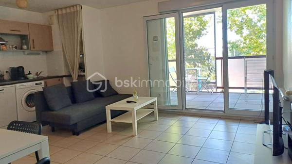 AIGUERELLES – Un appartement qui conjugue confort et douceur de vivre

Au cœur du quartier des Aiguerelles, découvrez cet agréable appartement situé au 2ᵉ étage avec ascenseur, au sein d’une résidence intimiste, sécurisée et joliment arborée.

Dès l’entrée, les volumes et la distribution des espaces offrent une agréable sensation de confort et d’harmonie.
La belle pièce de vie accueille une cuisine équipée et s’ouvre naturellement sur une agréable terrasse. Un véritable prolongement de l’espace intérieur, idéal pour profiter des beaux jours ou simplement savourer un moment au calme.
L’espace nuit propose deux chambres, une salle d’eau et des WC, dans une configuration à la fois fonctionnelle et confortable.
Une place de parking sécurisée complète ce bien.

Son emplacement constitue également un véritable atout : transports, commerces et commodités sont accessibles à pied, pour une vie quotidienne simple et agréable, sans avoir à prendre la voiture.

Un appartement particulièrement agréable pour une résidence principale, grâce à sa configuration, sa terrasse, son environnement résidentiel et la proximité immédiate de toutes les commodités.
Il présente également un véritable intérêt pour un investissement locatif, avec aujourd’hui une belle rentabilité en location saisonnière.

Ses principaux atouts
• Bon DPE C/C
• 2 chambres
• Terrasse
• Parking sécurisé
• Résidence sécurisée et arborée
• Transports et commerces accessibles à pied
• Agréable à vivre en résidence principale
• Belle rentabilité en location saisonnière
• Emplacement recherché

Un appartement chaleureux et fonctionnel, qui offre un bel équilibre entre qualité de vie et potentiel locatif.

À découvrir sans tarder.