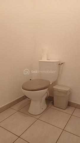 AIGUERELLES – Un appartement qui conjugue confort et douceur de vivre

Au cœur du quartier des Aiguerelles, découvrez cet agréable appartement situé au 2ᵉ étage avec ascenseur, au sein d’une résidence intimiste, sécurisée et joliment arborée.

Dès l’entrée, les volumes et la distribution des espaces offrent une agréable sensation de confort et d’harmonie.
La belle pièce de vie accueille une cuisine équipée et s’ouvre naturellement sur une agréable terrasse. Un véritable prolongement de l’espace intérieur, idéal pour profiter des beaux jours ou simplement savourer un moment au calme.
L’espace nuit propose deux chambres, une salle d’eau et des WC, dans une configuration à la fois fonctionnelle et confortable.
Une place de parking sécurisée complète ce bien.

Son emplacement constitue également un véritable atout : transports, commerces et commodités sont accessibles à pied, pour une vie quotidienne simple et agréable, sans avoir à prendre la voiture.

Un appartement particulièrement agréable pour une résidence principale, grâce à sa configuration, sa terrasse, son environnement résidentiel et la proximité immédiate de toutes les commodités.
Il présente également un véritable intérêt pour un investissement locatif, avec aujourd’hui une belle rentabilité en location saisonnière.

Ses principaux atouts
• Bon DPE C/C
• 2 chambres
• Terrasse
• Parking sécurisé
• Résidence sécurisée et arborée
• Transports et commerces accessibles à pied
• Agréable à vivre en résidence principale
• Belle rentabilité en location saisonnière
• Emplacement recherché

Un appartement chaleureux et fonctionnel, qui offre un bel équilibre entre qualité de vie et potentiel locatif.

À découvrir sans tarder.