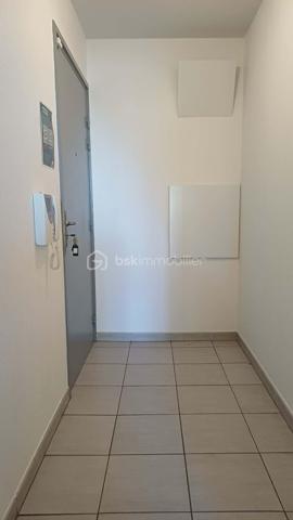 AIGUERELLES – Un appartement qui conjugue confort et douceur de vivre

Au cœur du quartier des Aiguerelles, découvrez cet agréable appartement situé au 2ᵉ étage avec ascenseur, au sein d’une résidence intimiste, sécurisée et joliment arborée.

Dès l’entrée, les volumes et la distribution des espaces offrent une agréable sensation de confort et d’harmonie.
La belle pièce de vie accueille une cuisine équipée et s’ouvre naturellement sur une agréable terrasse. Un véritable prolongement de l’espace intérieur, idéal pour profiter des beaux jours ou simplement savourer un moment au calme.
L’espace nuit propose deux chambres, une salle d’eau et des WC, dans une configuration à la fois fonctionnelle et confortable.
Une place de parking sécurisée complète ce bien.

Son emplacement constitue également un véritable atout : transports, commerces et commodités sont accessibles à pied, pour une vie quotidienne simple et agréable, sans avoir à prendre la voiture.

Un appartement particulièrement agréable pour une résidence principale, grâce à sa configuration, sa terrasse, son environnement résidentiel et la proximité immédiate de toutes les commodités.
Il présente également un véritable intérêt pour un investissement locatif, avec aujourd’hui une belle rentabilité en location saisonnière.

Ses principaux atouts
• Bon DPE C/C
• 2 chambres
• Terrasse
• Parking sécurisé
• Résidence sécurisée et arborée
• Transports et commerces accessibles à pied
• Agréable à vivre en résidence principale
• Belle rentabilité en location saisonnière
• Emplacement recherché

Un appartement chaleureux et fonctionnel, qui offre un bel équilibre entre qualité de vie et potentiel locatif.

À découvrir sans tarder.