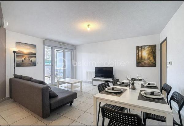 AIGUERELLES – Un appartement qui conjugue confort et douceur de vivre

Au cœur du quartier des Aiguerelles, découvrez cet agréable appartement situé au 2ᵉ étage avec ascenseur, au sein d’une résidence intimiste, sécurisée et joliment arborée.

Dès l’entrée, les volumes et la distribution des espaces offrent une agréable sensation de confort et d’harmonie.
La belle pièce de vie accueille une cuisine équipée et s’ouvre naturellement sur une agréable terrasse. Un véritable prolongement de l’espace intérieur, idéal pour profiter des beaux jours ou simplement savourer un moment au calme.
L’espace nuit propose deux chambres, une salle d’eau et des WC, dans une configuration à la fois fonctionnelle et confortable.
Une place de parking sécurisée complète ce bien.

Son emplacement constitue également un véritable atout : transports, commerces et commodités sont accessibles à pied, pour une vie quotidienne simple et agréable, sans avoir à prendre la voiture.

Un appartement particulièrement agréable pour une résidence principale, grâce à sa configuration, sa terrasse, son environnement résidentiel et la proximité immédiate de toutes les commodités.
Il présente également un véritable intérêt pour un investissement locatif, avec aujourd’hui une belle rentabilité en location saisonnière.

Ses principaux atouts
• Bon DPE C/C
• 2 chambres
• Terrasse
• Parking sécurisé
• Résidence sécurisée et arborée
• Transports et commerces accessibles à pied
• Agréable à vivre en résidence principale
• Belle rentabilité en location saisonnière
• Emplacement recherché

Un appartement chaleureux et fonctionnel, qui offre un bel équilibre entre qualité de vie et potentiel locatif.

À découvrir sans tarder.