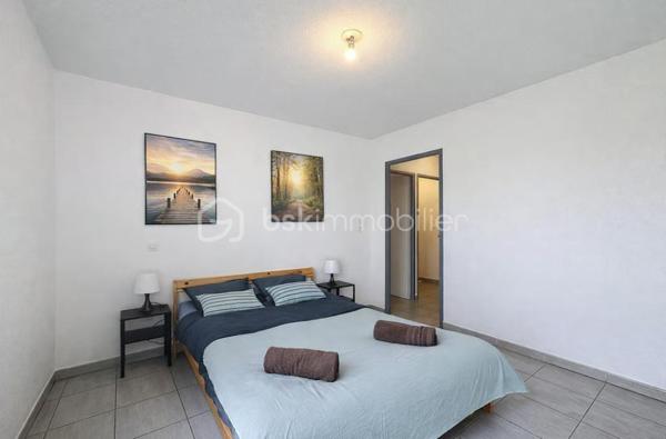 AIGUERELLES – Un appartement qui conjugue confort et douceur de vivre

Au cœur du quartier des Aiguerelles, découvrez cet agréable appartement situé au 2ᵉ étage avec ascenseur, au sein d’une résidence intimiste, sécurisée et joliment arborée.

Dès l’entrée, les volumes et la distribution des espaces offrent une agréable sensation de confort et d’harmonie.
La belle pièce de vie accueille une cuisine équipée et s’ouvre naturellement sur une agréable terrasse. Un véritable prolongement de l’espace intérieur, idéal pour profiter des beaux jours ou simplement savourer un moment au calme.
L’espace nuit propose deux chambres, une salle d’eau et des WC, dans une configuration à la fois fonctionnelle et confortable.
Une place de parking sécurisée complète ce bien.

Son emplacement constitue également un véritable atout : transports, commerces et commodités sont accessibles à pied, pour une vie quotidienne simple et agréable, sans avoir à prendre la voiture.

Un appartement particulièrement agréable pour une résidence principale, grâce à sa configuration, sa terrasse, son environnement résidentiel et la proximité immédiate de toutes les commodités.
Il présente également un véritable intérêt pour un investissement locatif, avec aujourd’hui une belle rentabilité en location saisonnière.

Ses principaux atouts
• Bon DPE C/C
• 2 chambres
• Terrasse
• Parking sécurisé
• Résidence sécurisée et arborée
• Transports et commerces accessibles à pied
• Agréable à vivre en résidence principale
• Belle rentabilité en location saisonnière
• Emplacement recherché

Un appartement chaleureux et fonctionnel, qui offre un bel équilibre entre qualité de vie et potentiel locatif.

À découvrir sans tarder.
