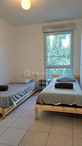 AIGUERELLES – Un appartement qui conjugue confort et douceur de vivre

Au cœur du quartier des Aiguerelles, découvrez cet agréable appartement situé au 2ᵉ étage avec ascenseur, au sein d’une résidence intimiste, sécurisée et joliment arborée.

Dès l’entrée, les volumes et la distribution des espaces offrent une agréable sensation de confort et d’harmonie.
La belle pièce de vie accueille une cuisine équipée et s’ouvre naturellement sur une agréable terrasse. Un véritable prolongement de l’espace intérieur, idéal pour profiter des beaux jours ou simplement savourer un moment au calme.
L’espace nuit propose deux chambres, une salle d’eau et des WC, dans une configuration à la fois fonctionnelle et confortable.
Une place de parking sécurisée complète ce bien.

Son emplacement constitue également un véritable atout : transports, commerces et commodités sont accessibles à pied, pour une vie quotidienne simple et agréable, sans avoir à prendre la voiture.

Un appartement particulièrement agréable pour une résidence principale, grâce à sa configuration, sa terrasse, son environnement résidentiel et la proximité immédiate de toutes les commodités.
Il présente également un véritable intérêt pour un investissement locatif, avec aujourd’hui une belle rentabilité en location saisonnière.

Ses principaux atouts
• Bon DPE C/C
• 2 chambres
• Terrasse
• Parking sécurisé
• Résidence sécurisée et arborée
• Transports et commerces accessibles à pied
• Agréable à vivre en résidence principale
• Belle rentabilité en location saisonnière
• Emplacement recherché

Un appartement chaleureux et fonctionnel, qui offre un bel équilibre entre qualité de vie et potentiel locatif.

À découvrir sans tarder.