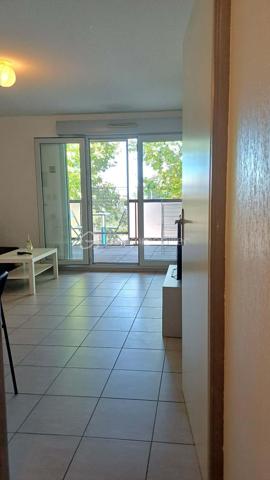 AIGUERELLES – Un appartement qui conjugue confort et douceur de vivre

Au cœur du quartier des Aiguerelles, découvrez cet agréable appartement situé au 2ᵉ étage avec ascenseur, au sein d’une résidence intimiste, sécurisée et joliment arborée.

Dès l’entrée, les volumes et la distribution des espaces offrent une agréable sensation de confort et d’harmonie.
La belle pièce de vie accueille une cuisine équipée et s’ouvre naturellement sur une agréable terrasse. Un véritable prolongement de l’espace intérieur, idéal pour profiter des beaux jours ou simplement savourer un moment au calme.
L’espace nuit propose deux chambres, une salle d’eau et des WC, dans une configuration à la fois fonctionnelle et confortable.
Une place de parking sécurisée complète ce bien.

Son emplacement constitue également un véritable atout : transports, commerces et commodités sont accessibles à pied, pour une vie quotidienne simple et agréable, sans avoir à prendre la voiture.

Un appartement particulièrement agréable pour une résidence principale, grâce à sa configuration, sa terrasse, son environnement résidentiel et la proximité immédiate de toutes les commodités.
Il présente également un véritable intérêt pour un investissement locatif, avec aujourd’hui une belle rentabilité en location saisonnière.

Ses principaux atouts
• Bon DPE C/C
• 2 chambres
• Terrasse
• Parking sécurisé
• Résidence sécurisée et arborée
• Transports et commerces accessibles à pied
• Agréable à vivre en résidence principale
• Belle rentabilité en location saisonnière
• Emplacement recherché

Un appartement chaleureux et fonctionnel, qui offre un bel équilibre entre qualité de vie et potentiel locatif.

À découvrir sans tarder.