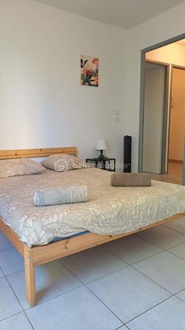 AIGUERELLES – Un appartement qui conjugue confort et douceur de vivre

Au cœur du quartier des Aiguerelles, découvrez cet agréable appartement situé au 2ᵉ étage avec ascenseur, au sein d’une résidence intimiste, sécurisée et joliment arborée.

Dès l’entrée, les volumes et la distribution des espaces offrent une agréable sensation de confort et d’harmonie.
La belle pièce de vie accueille une cuisine équipée et s’ouvre naturellement sur une agréable terrasse. Un véritable prolongement de l’espace intérieur, idéal pour profiter des beaux jours ou simplement savourer un moment au calme.
L’espace nuit propose deux chambres, une salle d’eau et des WC, dans une configuration à la fois fonctionnelle et confortable.
Une place de parking sécurisée complète ce bien.

Son emplacement constitue également un véritable atout : transports, commerces et commodités sont accessibles à pied, pour une vie quotidienne simple et agréable, sans avoir à prendre la voiture.

Un appartement particulièrement agréable pour une résidence principale, grâce à sa configuration, sa terrasse, son environnement résidentiel et la proximité immédiate de toutes les commodités.
Il présente également un véritable intérêt pour un investissement locatif, avec aujourd’hui une belle rentabilité en location saisonnière.

Ses principaux atouts
• Bon DPE C/C
• 2 chambres
• Terrasse
• Parking sécurisé
• Résidence sécurisée et arborée
• Transports et commerces accessibles à pied
• Agréable à vivre en résidence principale
• Belle rentabilité en location saisonnière
• Emplacement recherché

Un appartement chaleureux et fonctionnel, qui offre un bel équilibre entre qualité de vie et potentiel locatif.

À découvrir sans tarder.