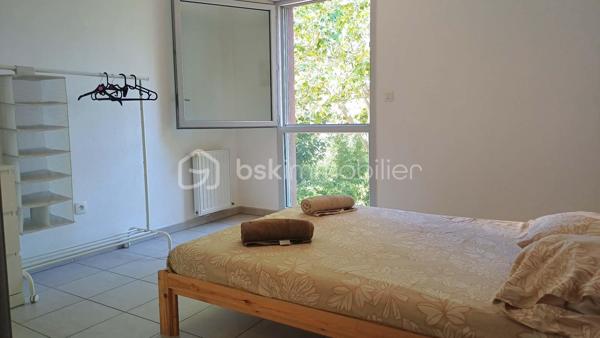 AIGUERELLES – Un appartement qui conjugue confort et douceur de vivre

Au cœur du quartier des Aiguerelles, découvrez cet agréable appartement situé au 2ᵉ étage avec ascenseur, au sein d’une résidence intimiste, sécurisée et joliment arborée.

Dès l’entrée, les volumes et la distribution des espaces offrent une agréable sensation de confort et d’harmonie.
La belle pièce de vie accueille une cuisine équipée et s’ouvre naturellement sur une agréable terrasse. Un véritable prolongement de l’espace intérieur, idéal pour profiter des beaux jours ou simplement savourer un moment au calme.
L’espace nuit propose deux chambres, une salle d’eau et des WC, dans une configuration à la fois fonctionnelle et confortable.
Une place de parking sécurisée complète ce bien.

Son emplacement constitue également un véritable atout : transports, commerces et commodités sont accessibles à pied, pour une vie quotidienne simple et agréable, sans avoir à prendre la voiture.

Un appartement particulièrement agréable pour une résidence principale, grâce à sa configuration, sa terrasse, son environnement résidentiel et la proximité immédiate de toutes les commodités.
Il présente également un véritable intérêt pour un investissement locatif, avec aujourd’hui une belle rentabilité en location saisonnière.

Ses principaux atouts
• Bon DPE C/C
• 2 chambres
• Terrasse
• Parking sécurisé
• Résidence sécurisée et arborée
• Transports et commerces accessibles à pied
• Agréable à vivre en résidence principale
• Belle rentabilité en location saisonnière
• Emplacement recherché

Un appartement chaleureux et fonctionnel, qui offre un bel équilibre entre qualité de vie et potentiel locatif.

À découvrir sans tarder.