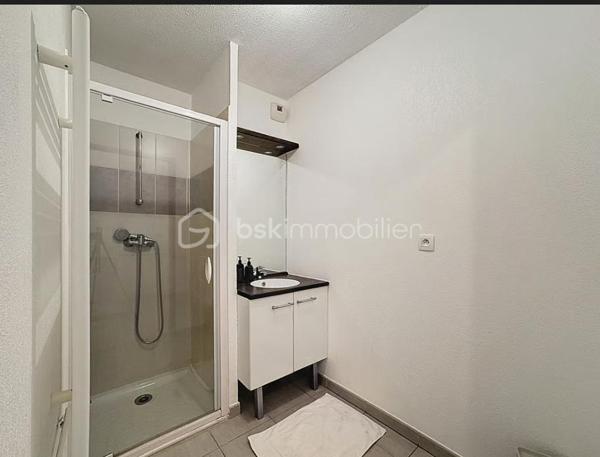 AIGUERELLES – Un appartement qui conjugue confort et douceur de vivre

Au cœur du quartier des Aiguerelles, découvrez cet agréable appartement situé au 2ᵉ étage avec ascenseur, au sein d’une résidence intimiste, sécurisée et joliment arborée.

Dès l’entrée, les volumes et la distribution des espaces offrent une agréable sensation de confort et d’harmonie.
La belle pièce de vie accueille une cuisine équipée et s’ouvre naturellement sur une agréable terrasse. Un véritable prolongement de l’espace intérieur, idéal pour profiter des beaux jours ou simplement savourer un moment au calme.
L’espace nuit propose deux chambres, une salle d’eau et des WC, dans une configuration à la fois fonctionnelle et confortable.
Une place de parking sécurisée complète ce bien.

Son emplacement constitue également un véritable atout : transports, commerces et commodités sont accessibles à pied, pour une vie quotidienne simple et agréable, sans avoir à prendre la voiture.

Un appartement particulièrement agréable pour une résidence principale, grâce à sa configuration, sa terrasse, son environnement résidentiel et la proximité immédiate de toutes les commodités.
Il présente également un véritable intérêt pour un investissement locatif, avec aujourd’hui une belle rentabilité en location saisonnière.

Ses principaux atouts
• Bon DPE C/C
• 2 chambres
• Terrasse
• Parking sécurisé
• Résidence sécurisée et arborée
• Transports et commerces accessibles à pied
• Agréable à vivre en résidence principale
• Belle rentabilité en location saisonnière
• Emplacement recherché

Un appartement chaleureux et fonctionnel, qui offre un bel équilibre entre qualité de vie et potentiel locatif.

À découvrir sans tarder.