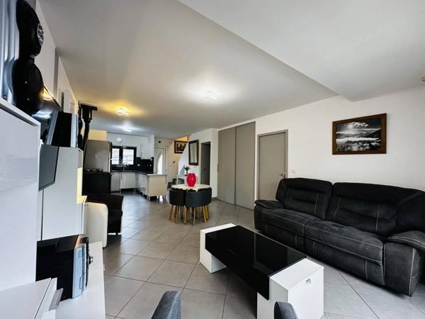 Charmante maison mitoyenne récente avec jardin et dépendance chauffée