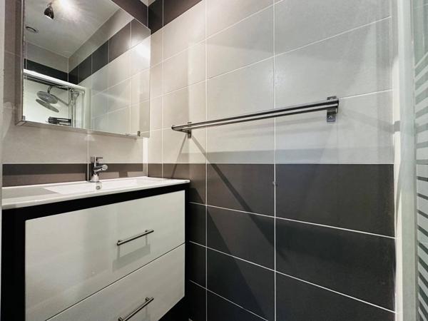 Charmante maison mitoyenne récente avec jardin et dépendance chauffée