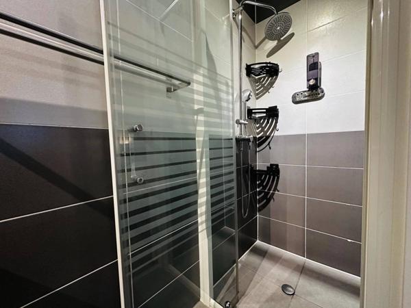 Charmante maison mitoyenne récente avec jardin et dépendance chauffée