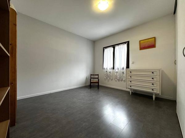 Charmante maison mitoyenne récente avec jardin et dépendance chauffée