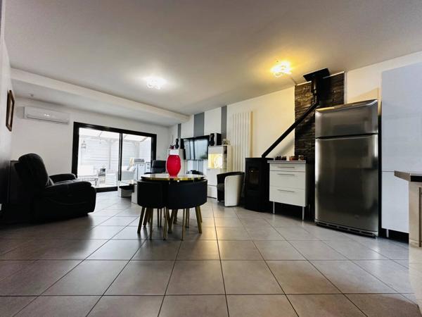 Charmante maison mitoyenne récente avec jardin et dépendance chauffée