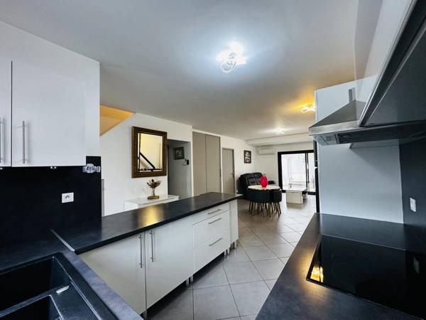 Charmante maison mitoyenne récente avec jardin et dépendance chauffée