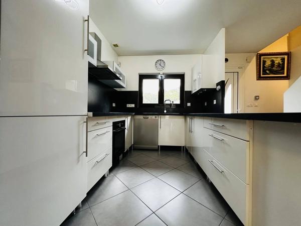 Charmante maison mitoyenne récente avec jardin et dépendance chauffée