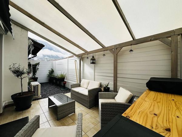 Charmante maison mitoyenne récente avec jardin et dépendance chauffée