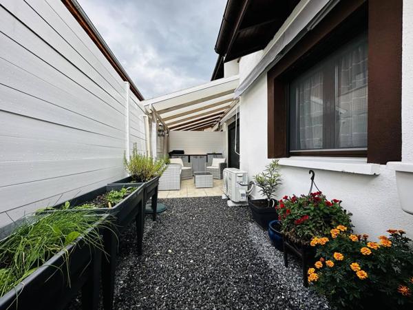 Charmante maison mitoyenne récente avec jardin et dépendance chauffée