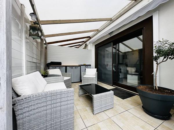 Charmante maison mitoyenne récente avec jardin et dépendance chauffée