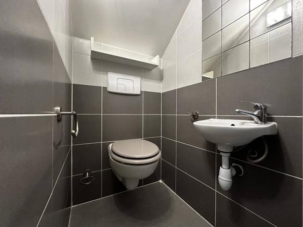 Charmante maison mitoyenne récente avec jardin et dépendance chauffée