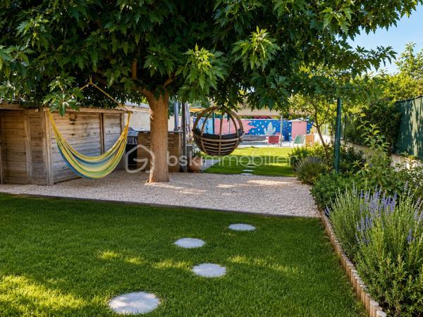 Maison de village atypique et pleine de charme –Un véritable coin de paradis à Bramejean.

Dans le paisible hameau de Bramejean, découvrez une maison de village rare,authentique et pleine de caractère.
Dès les premiers pas, cette maison de 124m2 séduit par son atmosphère unique et son charme intemporel. Ici, rien n’est standardisé : les différents niveaux, les poutres apparentes, les volumes atypiques et les espaces plein de personnalité composent un lieu de vie chaleureux, où chaque recoin raconte une histoire.

Le rez-de chaussé comprend une pièce de vie et sa cuisine ouverte toute équipée, un dégagement doté de nombreux rangements ainsi qu'une pièce pouvant servir de salle de jeux, de buanderie avec accès sur l'extérieur.
Élevée sur deux étages, la maison offre une configuration originale et pleine de surprises avec notamment quatre chambres, dont une véritable suite parentale bénéficiant de sa salle d’eau privative et d’un grand dressing.
Coup de cœur assuré pour la chambre esprit “cabane”, un espace insolite et plein de charme qui illustre parfaitement l’âme atypique de cette demeure. Les nombreux double-niveaux apportent également une véritable identité à la maison et créent des perspectives et des ambiances différentes au fil des pièces.

La maison a su conserver toute son authenticité et son cachet, tout en bénéficiant d’améliorations importantes pour davantage de confort, avec notamment une pompe à chaleur neuve et une cuisine rénovée.

Un extérieur exceptionnel et particulièrement rare. Et c’est sans doute l’un des véritables atouts de cette propriété : un jardin situé juste en face de la maison, avec une piscine entièrement refaite à neuf. Un extérieur de cette qualité, avec piscine et jardin, est extrêmement rare pour une maison de village. Un véritable prolongement de la maison, idéal pour profiter des beaux jours, recevoir, se détendre ou simplement savourer le calme environnant. Le jardin bénéficie également d’un forage, particulièrement pratique pour l’arrosage et le remplissage de la piscine. L’eau de ville sera installée en septembre, apportant un confort supplémentaire à la
propriété.

Au-delà de la maison elle-même, c’est aussi son environnement qui fait toute la différence. Le hameau de Bramejean offre cette sensation devenue si précieuse de vivre loin de l’agitation, dans un cadre où le calme, la sérénité et l’apaisement règnent.