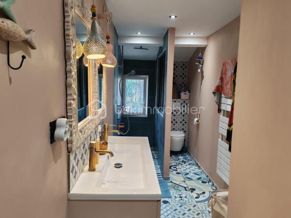 Maison de village atypique et pleine de charme –Un véritable coin de paradis à Bramejean.

Dans le paisible hameau de Bramejean, découvrez une maison de village rare,authentique et pleine de caractère.
Dès les premiers pas, cette maison de 124m2 séduit par son atmosphère unique et son charme intemporel. Ici, rien n’est standardisé : les différents niveaux, les poutres apparentes, les volumes atypiques et les espaces plein de personnalité composent un lieu de vie chaleureux, où chaque recoin raconte une histoire.

Le rez-de chaussé comprend une pièce de vie et sa cuisine ouverte toute équipée, un dégagement doté de nombreux rangements ainsi qu'une pièce pouvant servir de salle de jeux, de buanderie avec accès sur l'extérieur.
Élevée sur deux étages, la maison offre une configuration originale et pleine de surprises avec notamment quatre chambres, dont une véritable suite parentale bénéficiant de sa salle d’eau privative et d’un grand dressing.
Coup de cœur assuré pour la chambre esprit “cabane”, un espace insolite et plein de charme qui illustre parfaitement l’âme atypique de cette demeure. Les nombreux double-niveaux apportent également une véritable identité à la maison et créent des perspectives et des ambiances différentes au fil des pièces.

La maison a su conserver toute son authenticité et son cachet, tout en bénéficiant d’améliorations importantes pour davantage de confort, avec notamment une pompe à chaleur neuve et une cuisine rénovée.

Un extérieur exceptionnel et particulièrement rare. Et c’est sans doute l’un des véritables atouts de cette propriété : un jardin situé juste en face de la maison, avec une piscine entièrement refaite à neuf. Un extérieur de cette qualité, avec piscine et jardin, est extrêmement rare pour une maison de village. Un véritable prolongement de la maison, idéal pour profiter des beaux jours, recevoir, se détendre ou simplement savourer le calme environnant. Le jardin bénéficie également d’un forage, particulièrement pratique pour l’arrosage et le remplissage de la piscine. L’eau de ville sera installée en septembre, apportant un confort supplémentaire à la
propriété.

Au-delà de la maison elle-même, c’est aussi son environnement qui fait toute la différence. Le hameau de Bramejean offre cette sensation devenue si précieuse de vivre loin de l’agitation, dans un cadre où le calme, la sérénité et l’apaisement règnent.