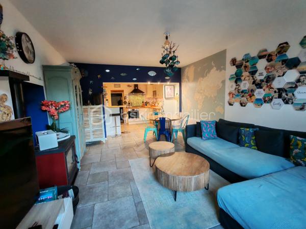 Maison de village atypique et pleine de charme –Un véritable coin de paradis à Bramejean.

Dans le paisible hameau de Bramejean, découvrez une maison de village rare,authentique et pleine de caractère.
Dès les premiers pas, cette maison de 124m2 séduit par son atmosphère unique et son charme intemporel. Ici, rien n’est standardisé : les différents niveaux, les poutres apparentes, les volumes atypiques et les espaces plein de personnalité composent un lieu de vie chaleureux, où chaque recoin raconte une histoire.

Le rez-de chaussé comprend une pièce de vie et sa cuisine ouverte toute équipée, un dégagement doté de nombreux rangements ainsi qu'une pièce pouvant servir de salle de jeux, de buanderie avec accès sur l'extérieur.
Élevée sur deux étages, la maison offre une configuration originale et pleine de surprises avec notamment quatre chambres, dont une véritable suite parentale bénéficiant de sa salle d’eau privative et d’un grand dressing.
Coup de cœur assuré pour la chambre esprit “cabane”, un espace insolite et plein de charme qui illustre parfaitement l’âme atypique de cette demeure. Les nombreux double-niveaux apportent également une véritable identité à la maison et créent des perspectives et des ambiances différentes au fil des pièces.

La maison a su conserver toute son authenticité et son cachet, tout en bénéficiant d’améliorations importantes pour davantage de confort, avec notamment une pompe à chaleur neuve et une cuisine rénovée.

Un extérieur exceptionnel et particulièrement rare. Et c’est sans doute l’un des véritables atouts de cette propriété : un jardin situé juste en face de la maison, avec une piscine entièrement refaite à neuf. Un extérieur de cette qualité, avec piscine et jardin, est extrêmement rare pour une maison de village. Un véritable prolongement de la maison, idéal pour profiter des beaux jours, recevoir, se détendre ou simplement savourer le calme environnant. Le jardin bénéficie également d’un forage, particulièrement pratique pour l’arrosage et le remplissage de la piscine. L’eau de ville sera installée en septembre, apportant un confort supplémentaire à la
propriété.

Au-delà de la maison elle-même, c’est aussi son environnement qui fait toute la différence. Le hameau de Bramejean offre cette sensation devenue si précieuse de vivre loin de l’agitation, dans un cadre où le calme, la sérénité et l’apaisement règnent.