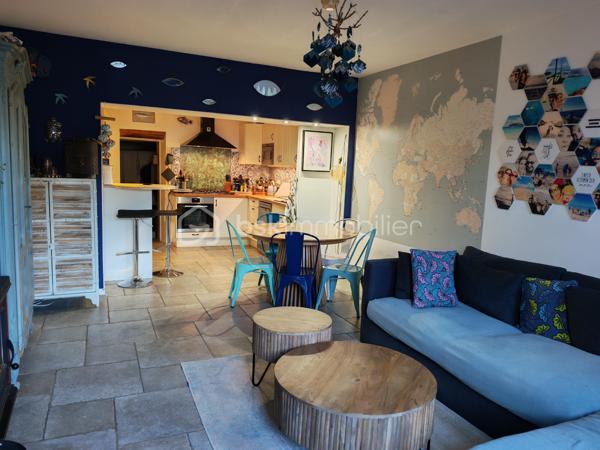 Maison de village atypique et pleine de charme –Un véritable coin de paradis à Bramejean.

Dans le paisible hameau de Bramejean, découvrez une maison de village rare,authentique et pleine de caractère.
Dès les premiers pas, cette maison de 124m2 séduit par son atmosphère unique et son charme intemporel. Ici, rien n’est standardisé : les différents niveaux, les poutres apparentes, les volumes atypiques et les espaces plein de personnalité composent un lieu de vie chaleureux, où chaque recoin raconte une histoire.

Le rez-de chaussé comprend une pièce de vie et sa cuisine ouverte toute équipée, un dégagement doté de nombreux rangements ainsi qu'une pièce pouvant servir de salle de jeux, de buanderie avec accès sur l'extérieur.
Élevée sur deux étages, la maison offre une configuration originale et pleine de surprises avec notamment quatre chambres, dont une véritable suite parentale bénéficiant de sa salle d’eau privative et d’un grand dressing.
Coup de cœur assuré pour la chambre esprit “cabane”, un espace insolite et plein de charme qui illustre parfaitement l’âme atypique de cette demeure. Les nombreux double-niveaux apportent également une véritable identité à la maison et créent des perspectives et des ambiances différentes au fil des pièces.

La maison a su conserver toute son authenticité et son cachet, tout en bénéficiant d’améliorations importantes pour davantage de confort, avec notamment une pompe à chaleur neuve et une cuisine rénovée.

Un extérieur exceptionnel et particulièrement rare. Et c’est sans doute l’un des véritables atouts de cette propriété : un jardin situé juste en face de la maison, avec une piscine entièrement refaite à neuf. Un extérieur de cette qualité, avec piscine et jardin, est extrêmement rare pour une maison de village. Un véritable prolongement de la maison, idéal pour profiter des beaux jours, recevoir, se détendre ou simplement savourer le calme environnant. Le jardin bénéficie également d’un forage, particulièrement pratique pour l’arrosage et le remplissage de la piscine. L’eau de ville sera installée en septembre, apportant un confort supplémentaire à la
propriété.

Au-delà de la maison elle-même, c’est aussi son environnement qui fait toute la différence. Le hameau de Bramejean offre cette sensation devenue si précieuse de vivre loin de l’agitation, dans un cadre où le calme, la sérénité et l’apaisement règnent.