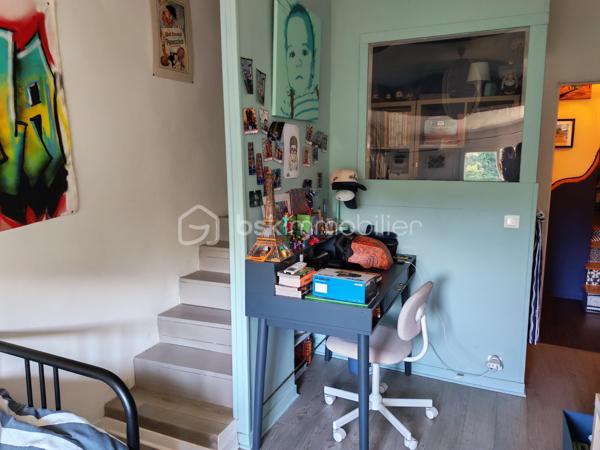 Maison de village atypique et pleine de charme –Un véritable coin de paradis à Bramejean.

Dans le paisible hameau de Bramejean, découvrez une maison de village rare,authentique et pleine de caractère.
Dès les premiers pas, cette maison de 124m2 séduit par son atmosphère unique et son charme intemporel. Ici, rien n’est standardisé : les différents niveaux, les poutres apparentes, les volumes atypiques et les espaces plein de personnalité composent un lieu de vie chaleureux, où chaque recoin raconte une histoire.

Le rez-de chaussé comprend une pièce de vie et sa cuisine ouverte toute équipée, un dégagement doté de nombreux rangements ainsi qu'une pièce pouvant servir de salle de jeux, de buanderie avec accès sur l'extérieur.
Élevée sur deux étages, la maison offre une configuration originale et pleine de surprises avec notamment quatre chambres, dont une véritable suite parentale bénéficiant de sa salle d’eau privative et d’un grand dressing.
Coup de cœur assuré pour la chambre esprit “cabane”, un espace insolite et plein de charme qui illustre parfaitement l’âme atypique de cette demeure. Les nombreux double-niveaux apportent également une véritable identité à la maison et créent des perspectives et des ambiances différentes au fil des pièces.

La maison a su conserver toute son authenticité et son cachet, tout en bénéficiant d’améliorations importantes pour davantage de confort, avec notamment une pompe à chaleur neuve et une cuisine rénovée.

Un extérieur exceptionnel et particulièrement rare. Et c’est sans doute l’un des véritables atouts de cette propriété : un jardin situé juste en face de la maison, avec une piscine entièrement refaite à neuf. Un extérieur de cette qualité, avec piscine et jardin, est extrêmement rare pour une maison de village. Un véritable prolongement de la maison, idéal pour profiter des beaux jours, recevoir, se détendre ou simplement savourer le calme environnant. Le jardin bénéficie également d’un forage, particulièrement pratique pour l’arrosage et le remplissage de la piscine. L’eau de ville sera installée en septembre, apportant un confort supplémentaire à la
propriété.

Au-delà de la maison elle-même, c’est aussi son environnement qui fait toute la différence. Le hameau de Bramejean offre cette sensation devenue si précieuse de vivre loin de l’agitation, dans un cadre où le calme, la sérénité et l’apaisement règnent.